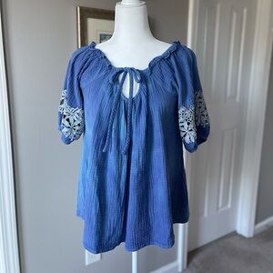 Doe & Rae blue cotton lace-trimmed top - size L